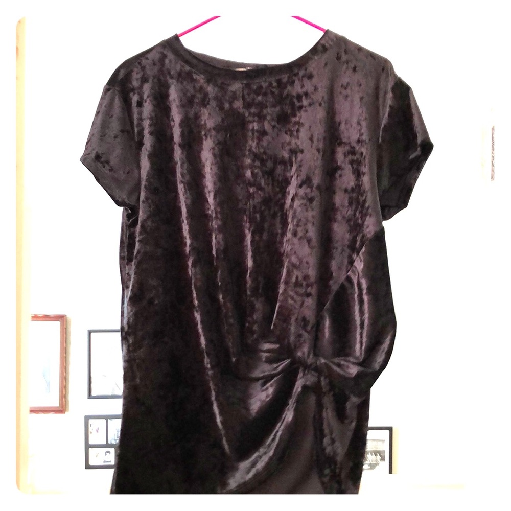 Hummingbird sm velvet shirt with knot detail. NWT.